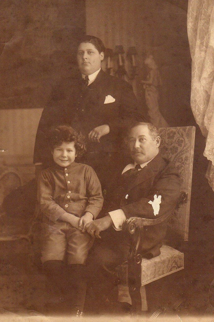 Telémaco Susini con sus dos hijos. El mayor, Enrique Telémaco, el médico y pionero de la radio y el menor, Hernán