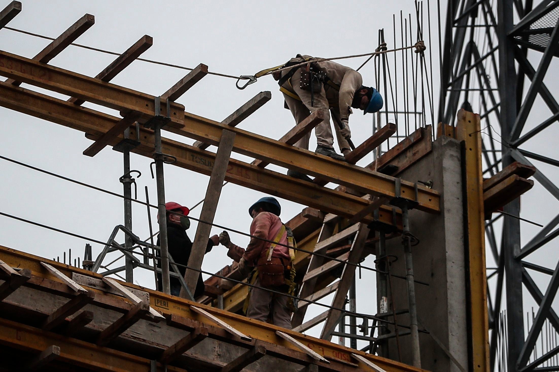 Empleados de la construcción trabajan en una obra, en Buenos Aires (EFE/Juan Ignacio Roncoroni)
