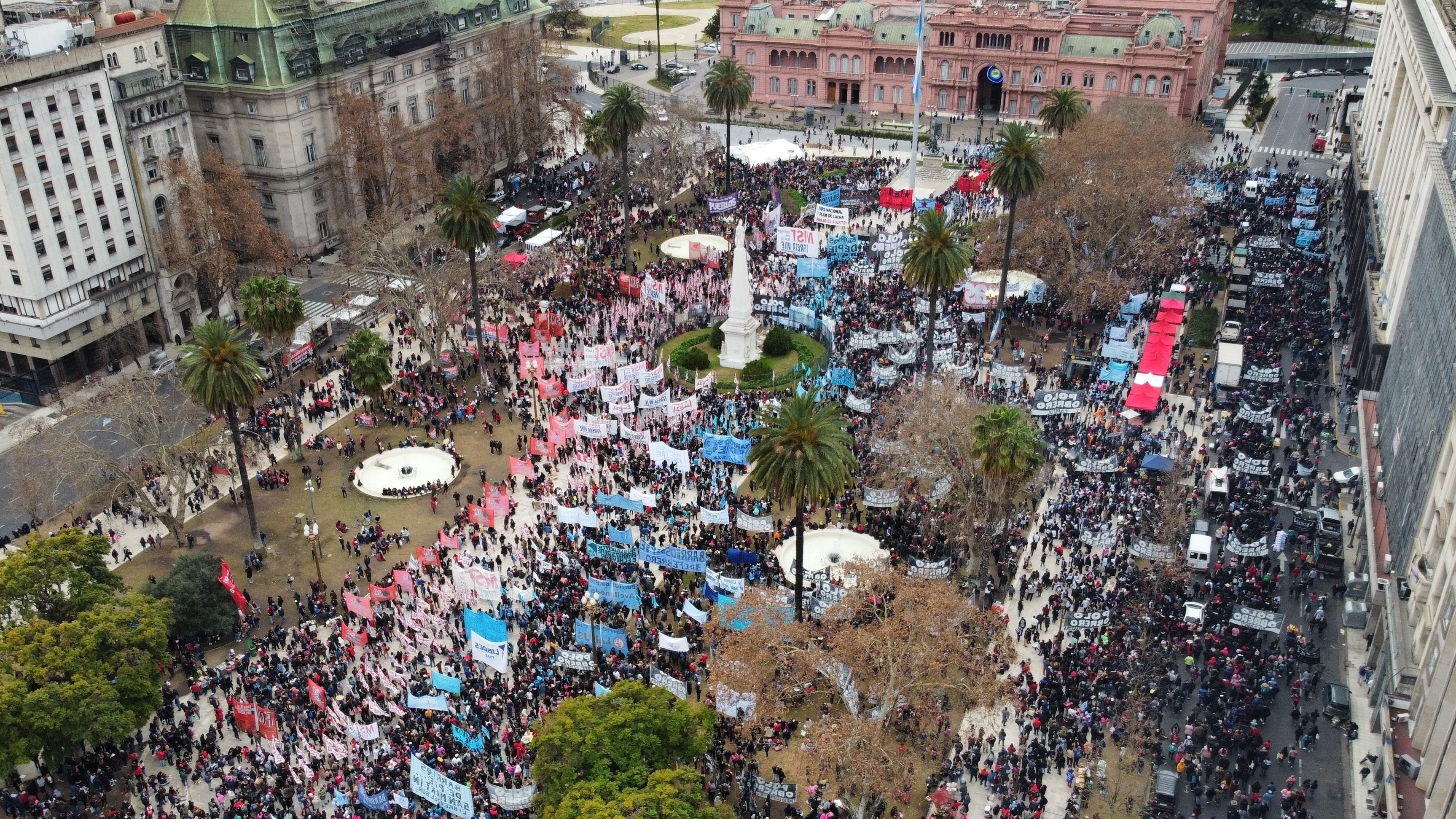 drone  marcha piquetera a Plaza de Mayo - obelisco - corte