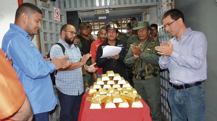Jorge Arreaza (a la derecha) al recibir un cargamento de oro (Foto: @EcoMineriaVE)