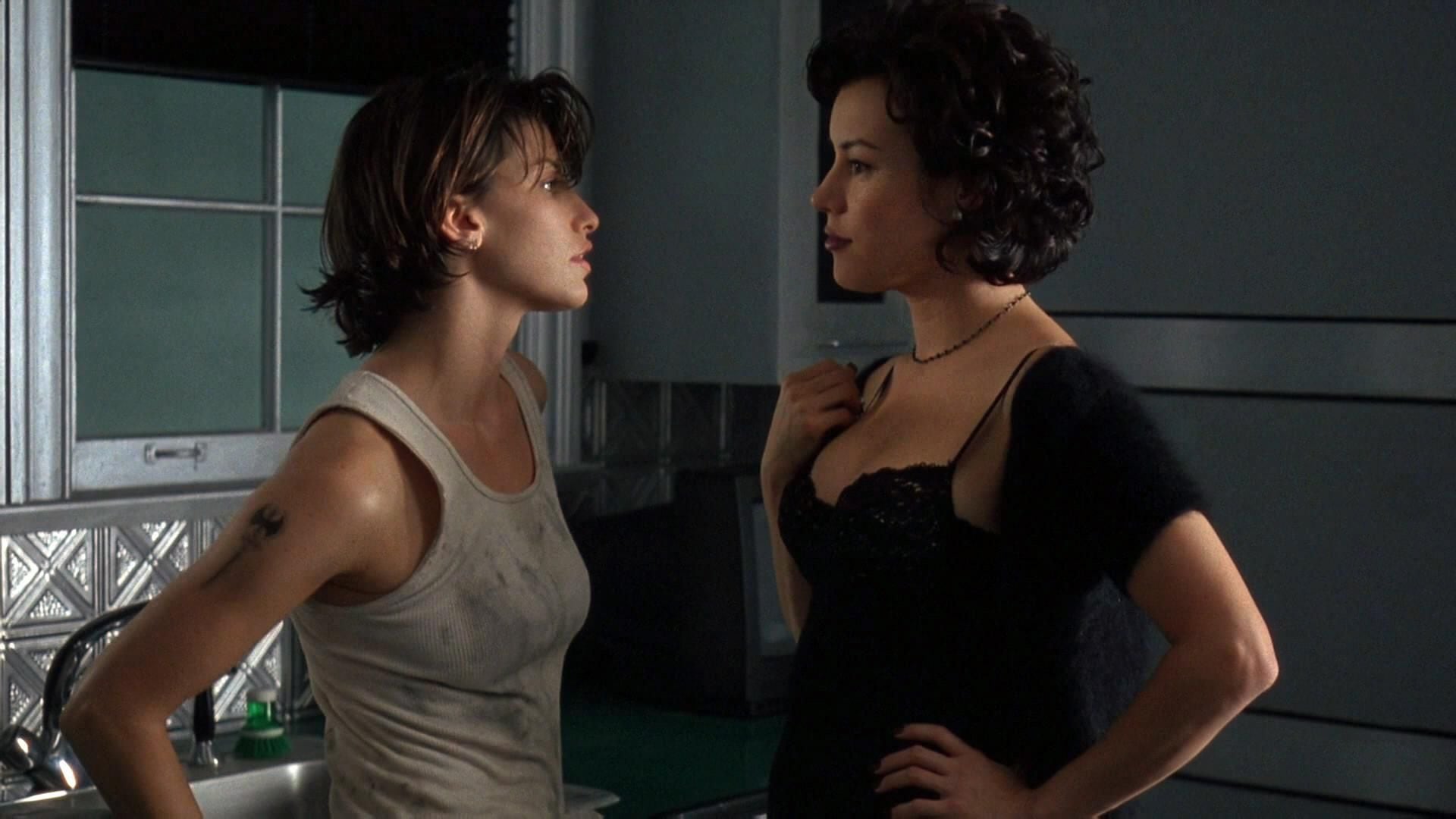 Gina Gershon y Jennifer Tilly en una escena de 'Lazos ardientes' (1996), una película dirigida por las hermanas Wachowski