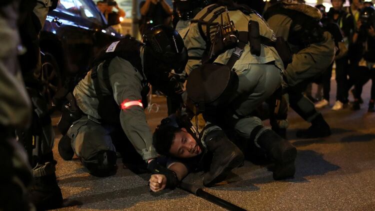 Policías detienen a un manifestante en una protesta reciente en Hong Kong (Reuters)