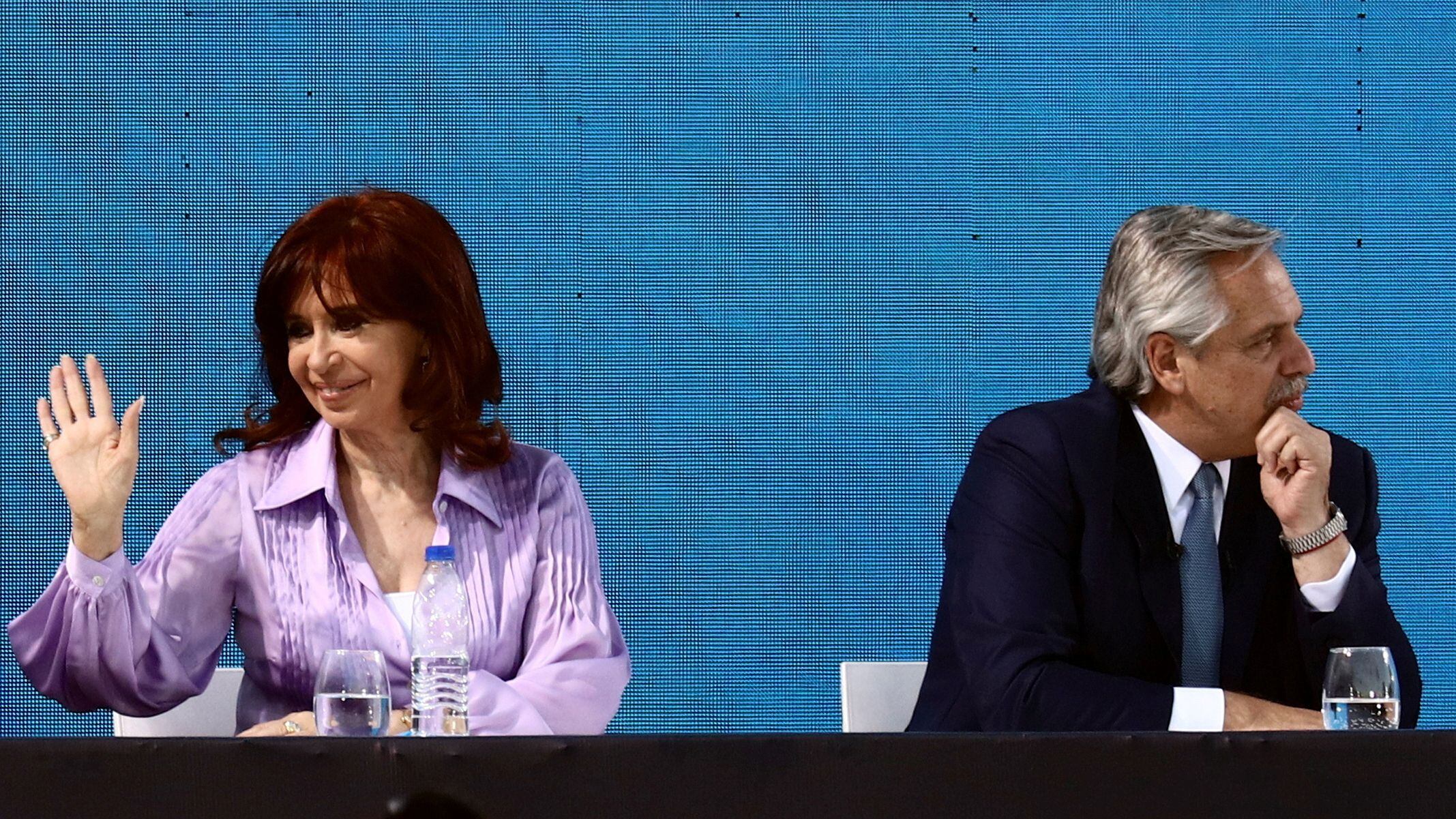 Alberto Fernández y Cristina Fernández de Kirchner durante un acto partidario en el conurbano bonaerense