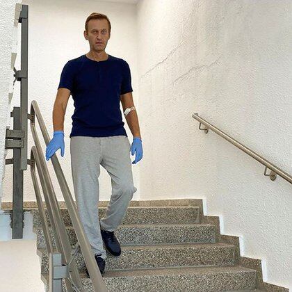 El oponente ruso Alexei Navalny baja las escaleras en el Hospital Charite en Berlín, Alemania, en esta foto sin fecha obtenida en su cuenta de Instagram el 19 de septiembre de 2020. Cortesía de Instagram @ NAVALNY / Redes sociales a través de REUTERS