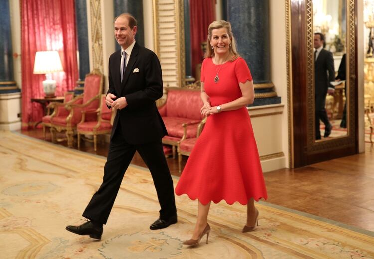 El Príncipe Eduardo de Gran Bretaña y Sophie, Condesa de Wessex, llegan a una recepción en el Palacio de Buckingham con motivo de la Cumbre de Inversiones Reino Unido-África, en Londres, Gran Bretaña, el 20 de enero de 2020. (REUTERS)