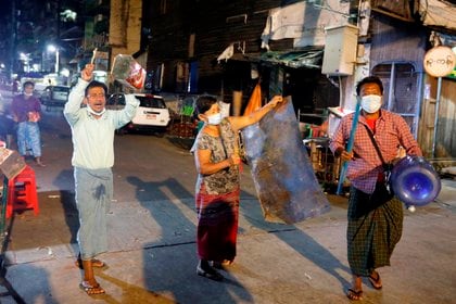 El gobierno militar birmano ordena el bloqueo de Facebook. EFE/EPA/NYEIN CHAN NAING
