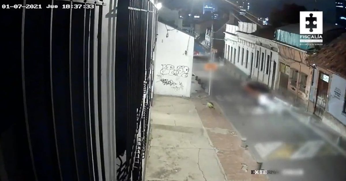 Video captures the moment when a man runs over and drags a policeman in Bogotá