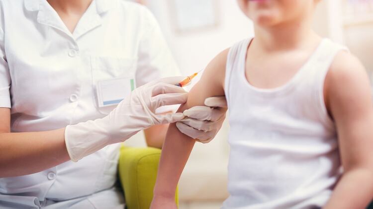 Frente a la bronquiolitis y como gran estrategia de prevención es fundamental que el niño haya recibido todas las vacunas correspondientes a la edad, según el Calendario Nacional de Vacunación (Getty Images)