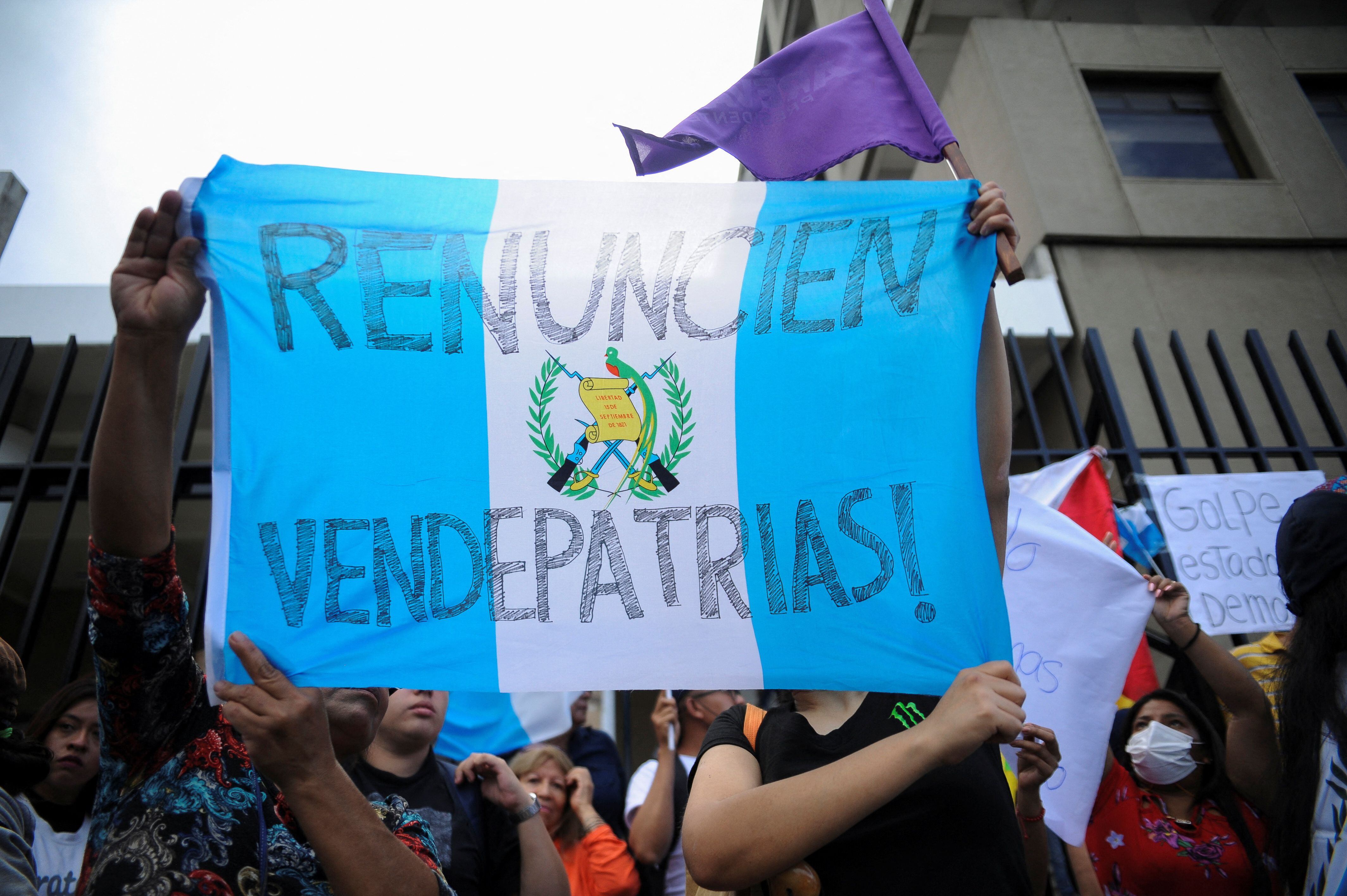Simpatizantes del partido político Semilla protestan cerca del Ministerio Público en Ciudad de Guatemala (REUTERS/Cristina Chiquin)
