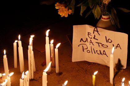 Jóvenes colombianos rechazan la violencia policial con una velatón 
