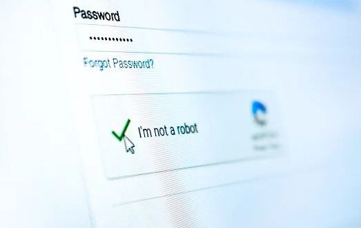 Los captcha son pequeñas tareas que ayudan a una página web a reconocer a un bot que intenta realizar una actividad en su plataforma. (Hubspot)