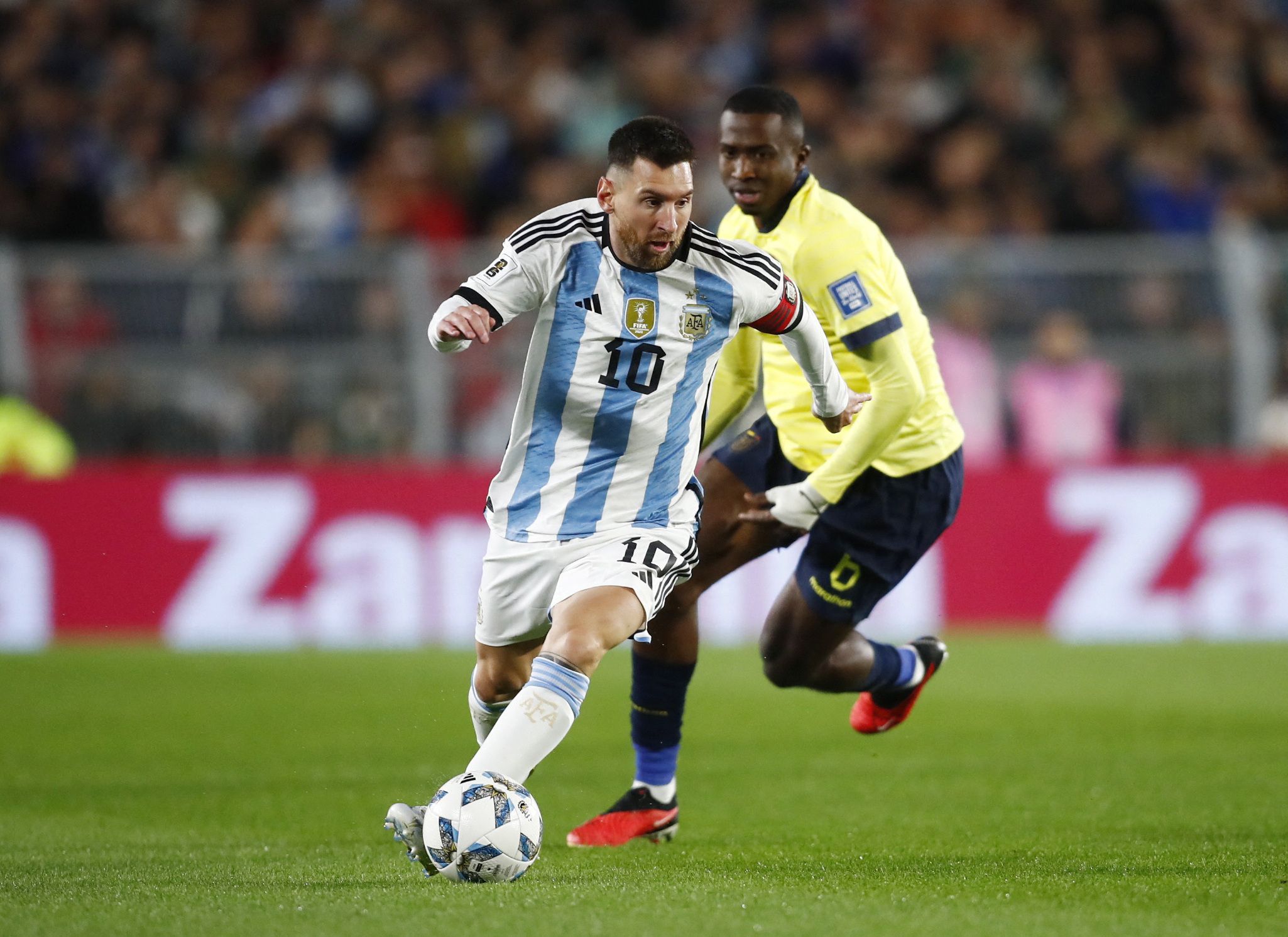Lionel Messi con la pelota en sus pies es defendido por William Pacho (REUTERS/Agustin Marcarian)
