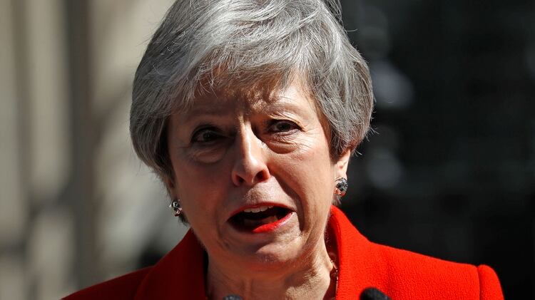 La ex primera ministra Theresa May, al anunciar su renuncia frente al 10 de Downing Street en el centro de Londres el 24 de mayo de 2019 (Foto de Tolga AKMEN / AFP)