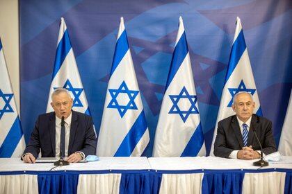 El primer ministro israelí, Benjamin Netanyahu, emite una declaración en el Ministerio de Defensa israelí en Tel Aviv, Israel, con el primer ministro suplente y ministro de Defensa, Benny Gantz. Tal Shahar/Pool via REUTERS
