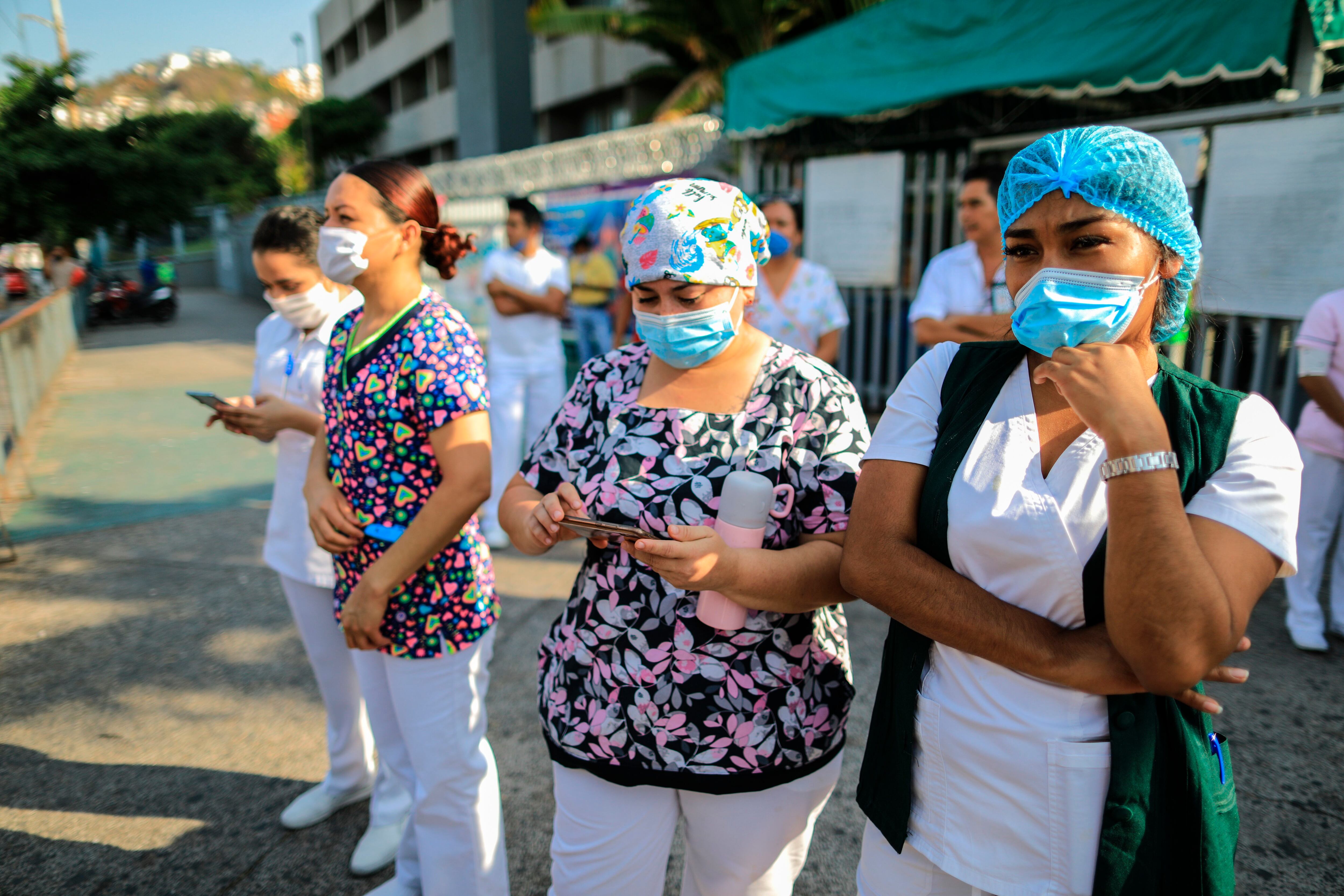 Personal médico protesta en Acapulco por impago del bono COVID-19