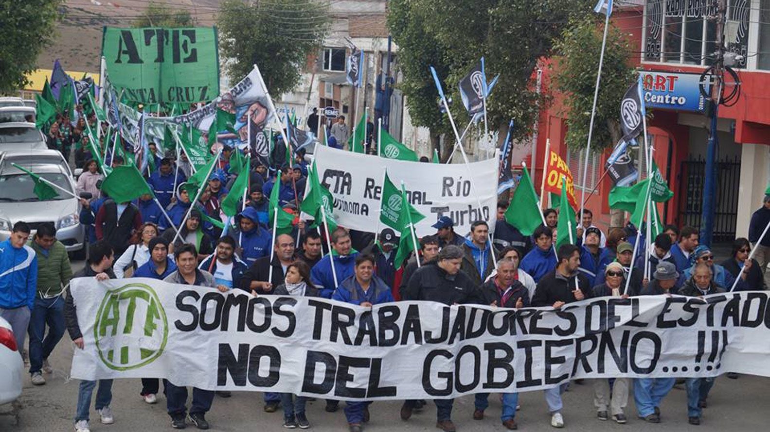 Una manifestación de la ATE, uno de los principales sindicatos de trabajadores estatales, en Santa Cruz