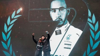 Foto del domingo del piloto de Mercedes Lewis Hamilton celebrando con el jefe de equipo Toto Wolff tras ganar el Gran Premio de Turquía y sumar su séptimo título del mundo en la F1. Foto: REUTERS/Murad Sezer