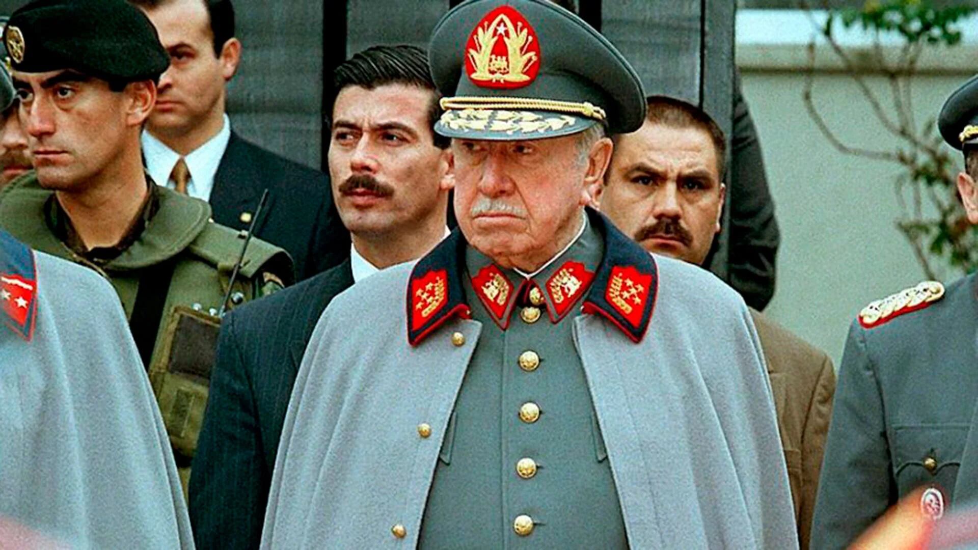 Proponen quitarle el título de hijo ilustre a Augusto Pinochet en ciudad del sur de Chile 1920