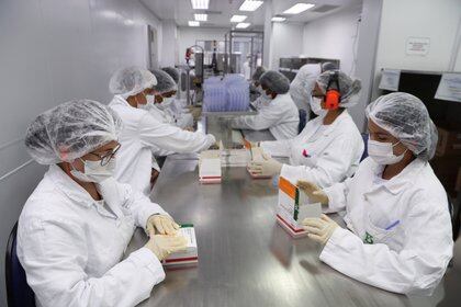 Empleados cierran las cajas de las vacunas de Sinovac en el Centro de Producción Biomédica de Butantan, en Sao Paulo, Brasil. REUTERS/Amanda Perobelli