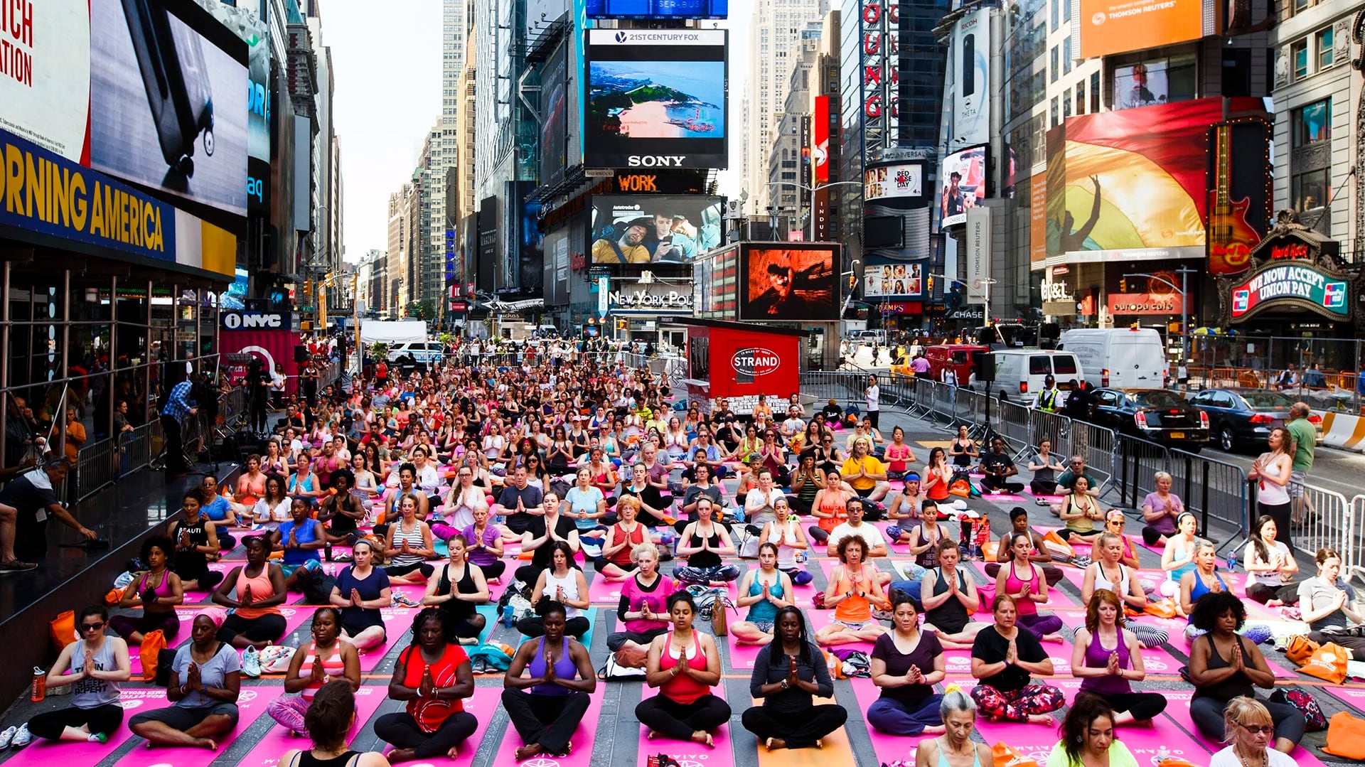 Cientos de personas participan en una clase de yoga en Times Square con motivo del Día Internacional del yoga. En occidente, este práctica se popularizó a mitad del siglo XX (EFE)