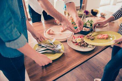 A nivel mundial per cápita, cada año se desperdician 121 kilogramos de alimentos a nivel del consumidor, y 74 kilogramos de esto ocurre en los hogares (Shutterstock)