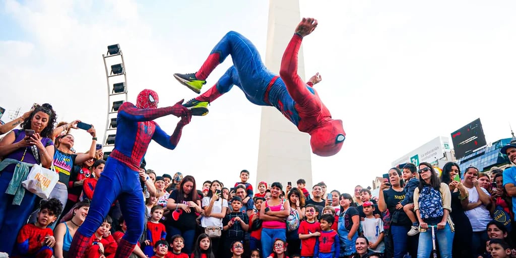 Multitudinaria convocatoria de “Spidermans” en el Obelisco: cientos de fanáticos del personaje buscan batir un récord