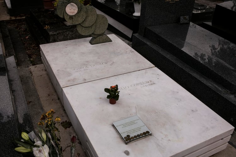 Tumba en el cementerio de Montparnasse en París, donde se encuentran los restos del escritor Julio Cortázar (1914-1984), junto a su tercera esposa Carol Dunlop (1946-1982) y posteriormente incorporaron a su primera esposa y encargada literaria Aurora Bernárdez (1920-2014) (Foto: Ricardo Ceppi)