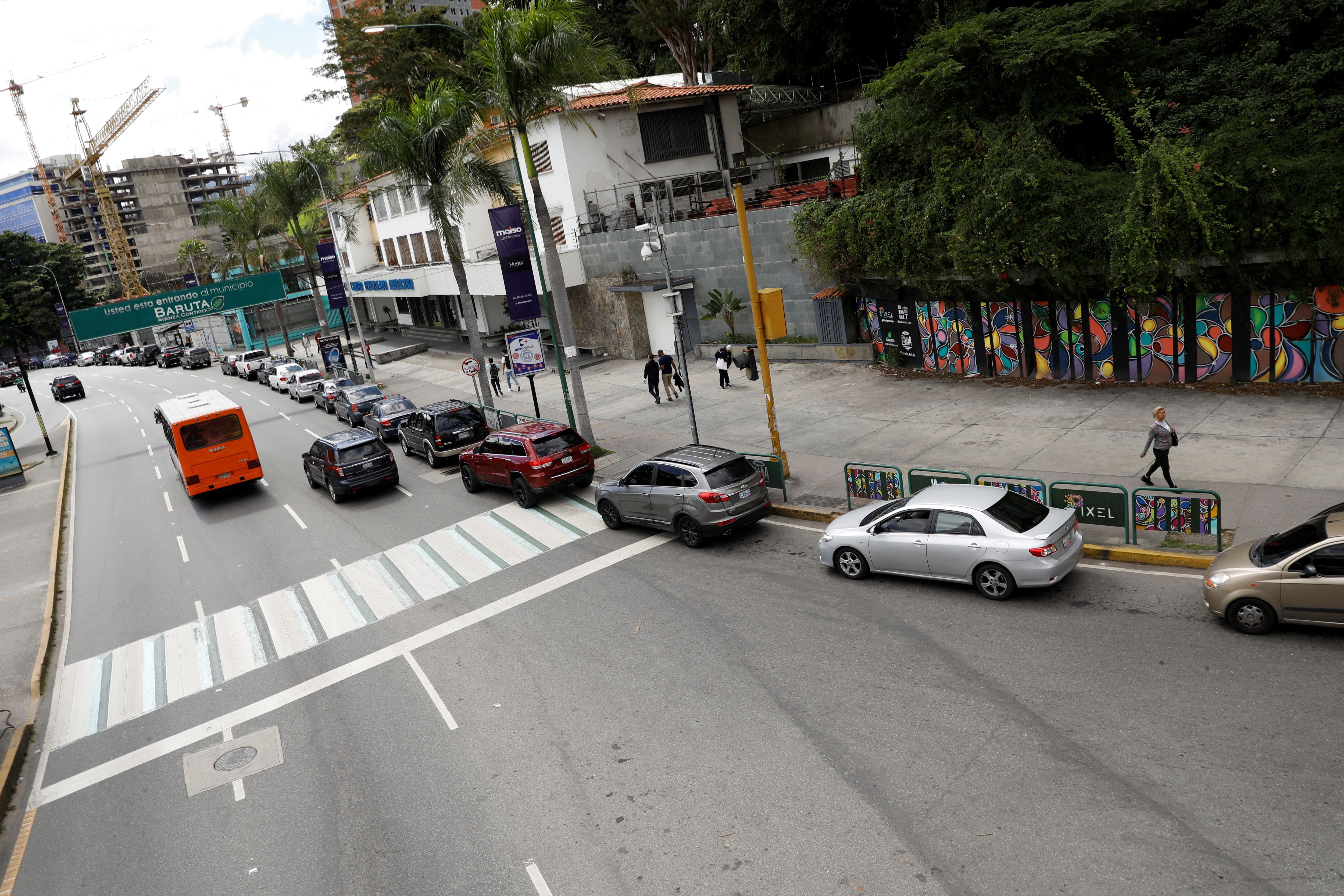 Las largas filas para cargar combustible son una muestra del fracaso del modelo (Reuters)