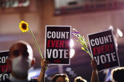 Carteles con el mensaje "cuenta cada voto" en Filadelfia, Pensilvania, EEUU. 5 de noviembre de 2020. REUTERS/Mark Makela
