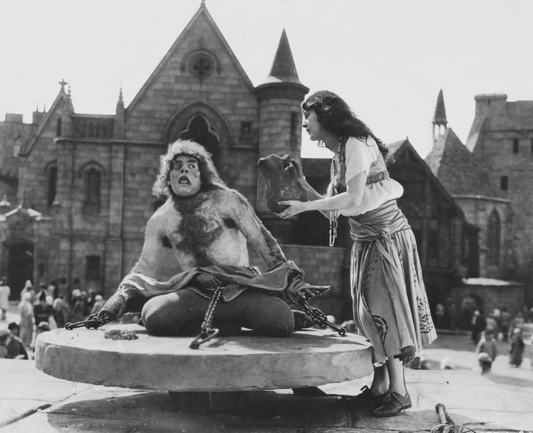 Lon Chaney como Quasimodo en la película Nuestra Señora de París, de 1923