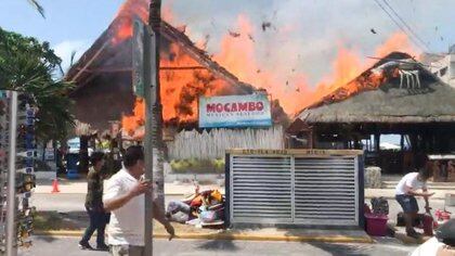 Incendio en Isla Mujeres consume locales comerciales cerca del muelle (Foto: Cuartoscuro)
