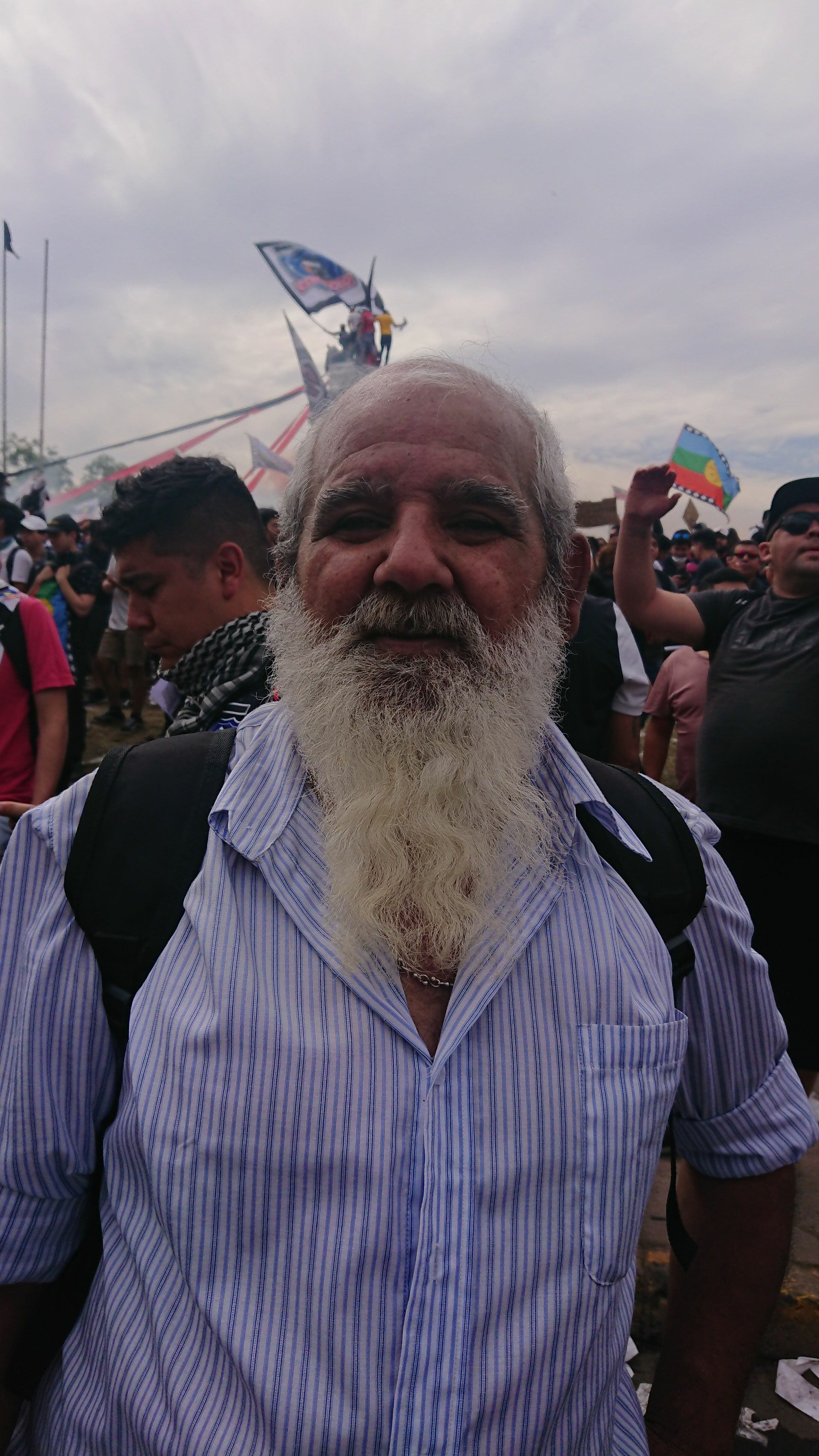Jose Rodríguez, de 60 años, llegó a Plaza Italia para acompañar a los jóvenes. "Se los debo porque esto que pasa es culpa de mi generación", dijo.