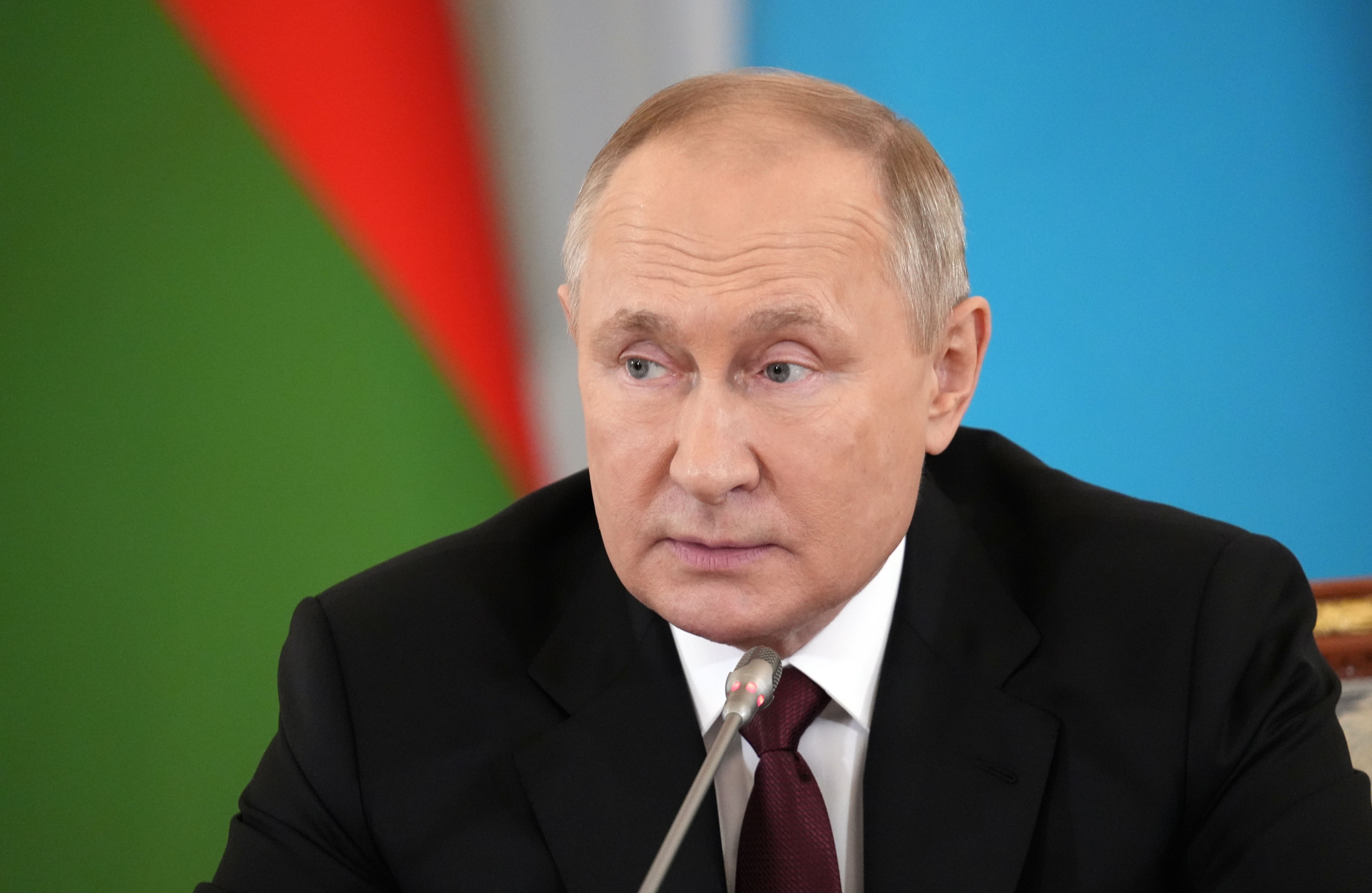 La crisis económica en Rusia se agudizó este 2023 y este tipo de medidas "drásticas" sólo dejan al descubierto el aprieto en el que se encuentra Putin (EFE)