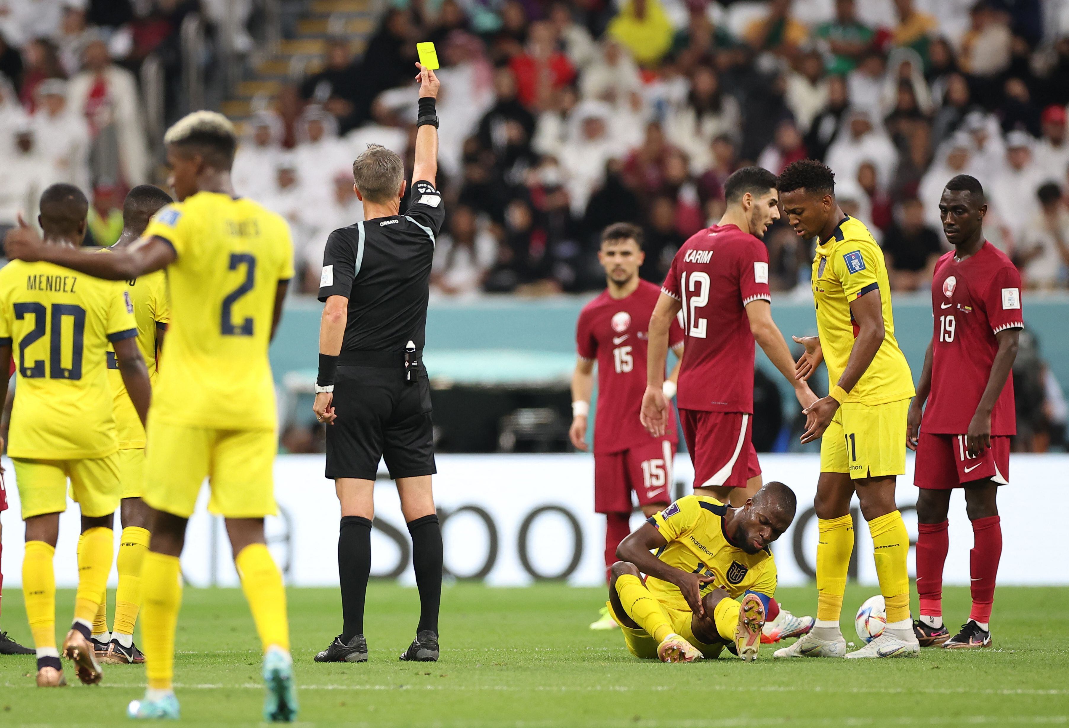The Italian judge Daniele shows a yellow card to Karim Boudiaf for an offense against Enner Valencia.  The referee admonished four Qataris and two Ecuadorians (REUTERS / Kim Hong-Ji)