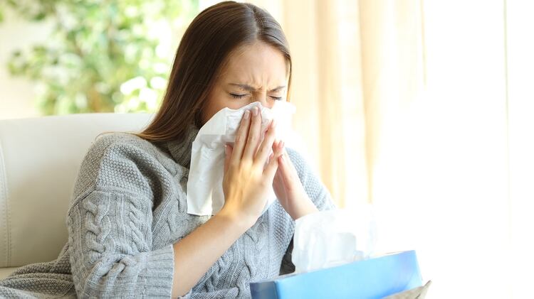 Es necesario extremar las medidas de limpieza y desinfección en el hogar para cortar con el contagio y hacer frente al invierno sin generar complicaciones en la salud (Getty Images)