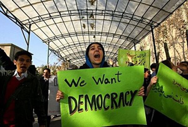 Irán asistió a 3 días consecutivos de protestas contra Hasan Rohani