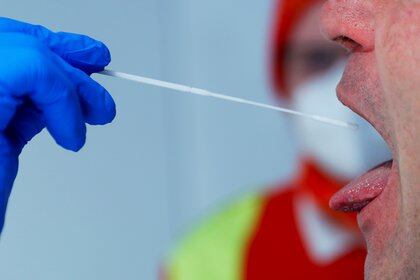 Un trabajador de la Salud realiza un test rápido por COVID-19 en Soelden, Austria. REUTERS/Leonhard Foeger