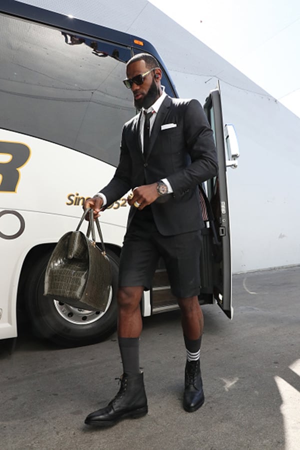 LeBron James lució los trajes de Thom Browne durante la serie ante Golden State Warriors (Getty)