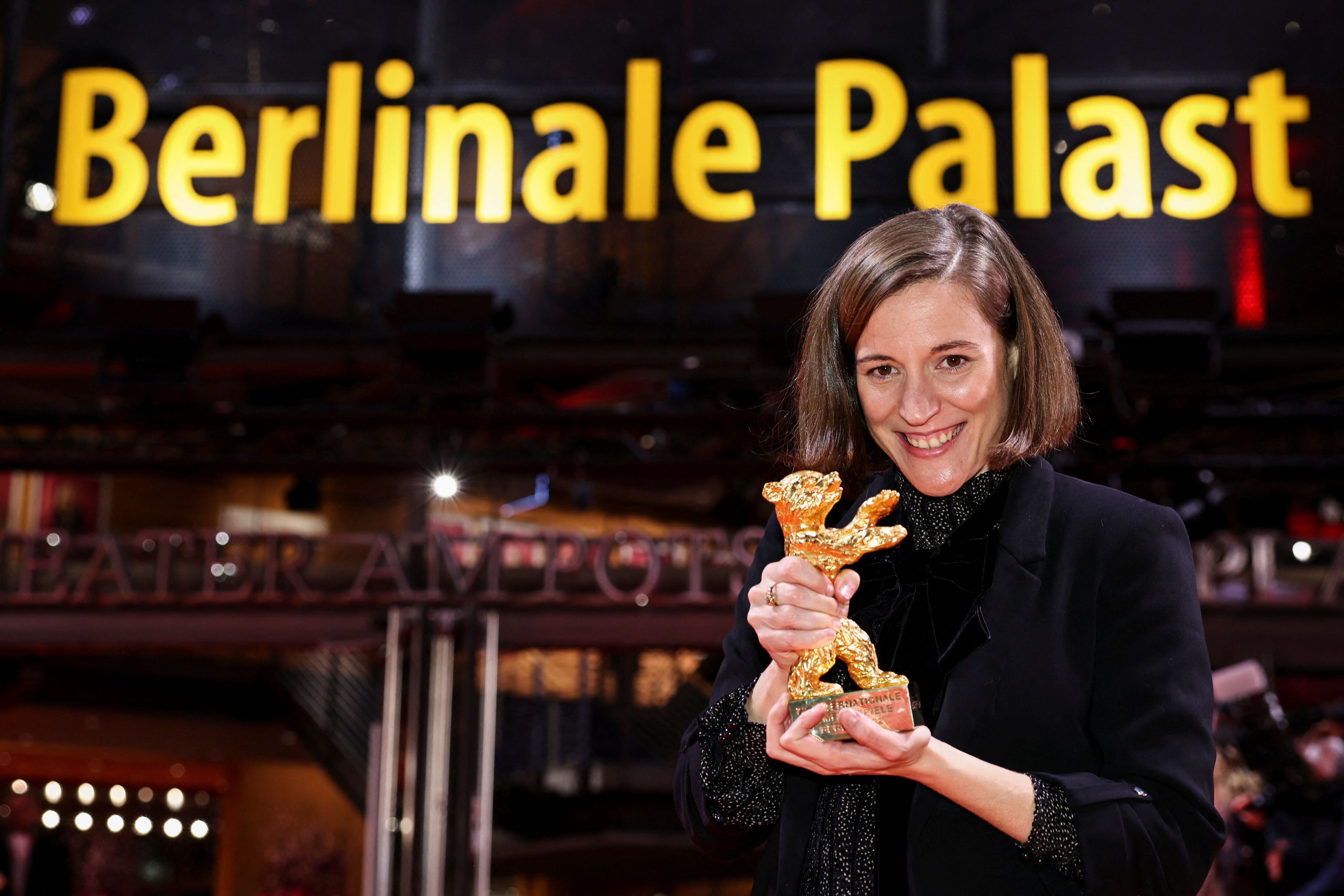 La directora Carla Simón recibiendo el Oso de Oro en el Festival de cine de Berlín 2022 (Reuters/ Christian Mang)