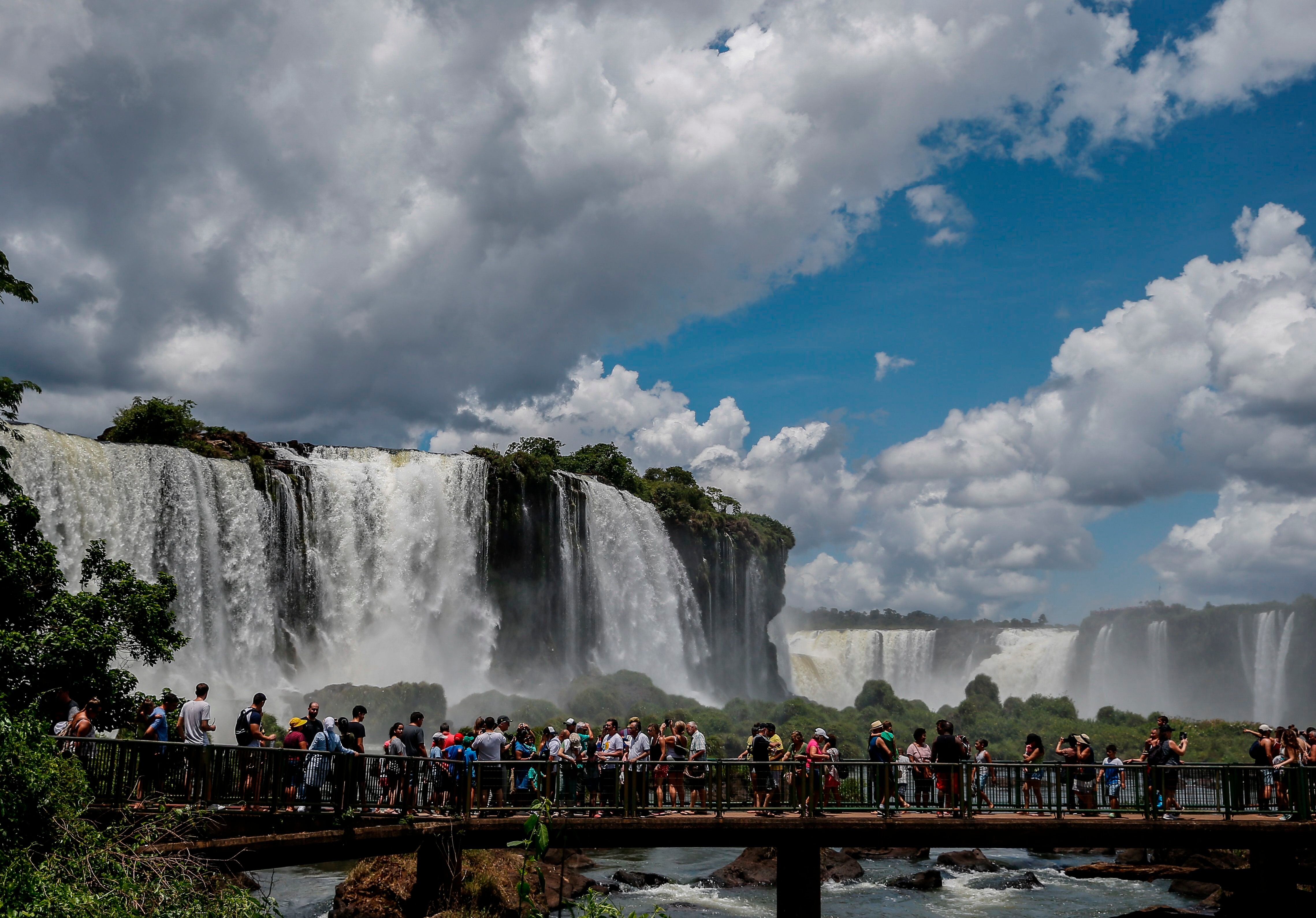 Las Cataratas del Iguazú vuelven a ser uno de los principales atractivos turísticos elegidos por los argentinos. EFE