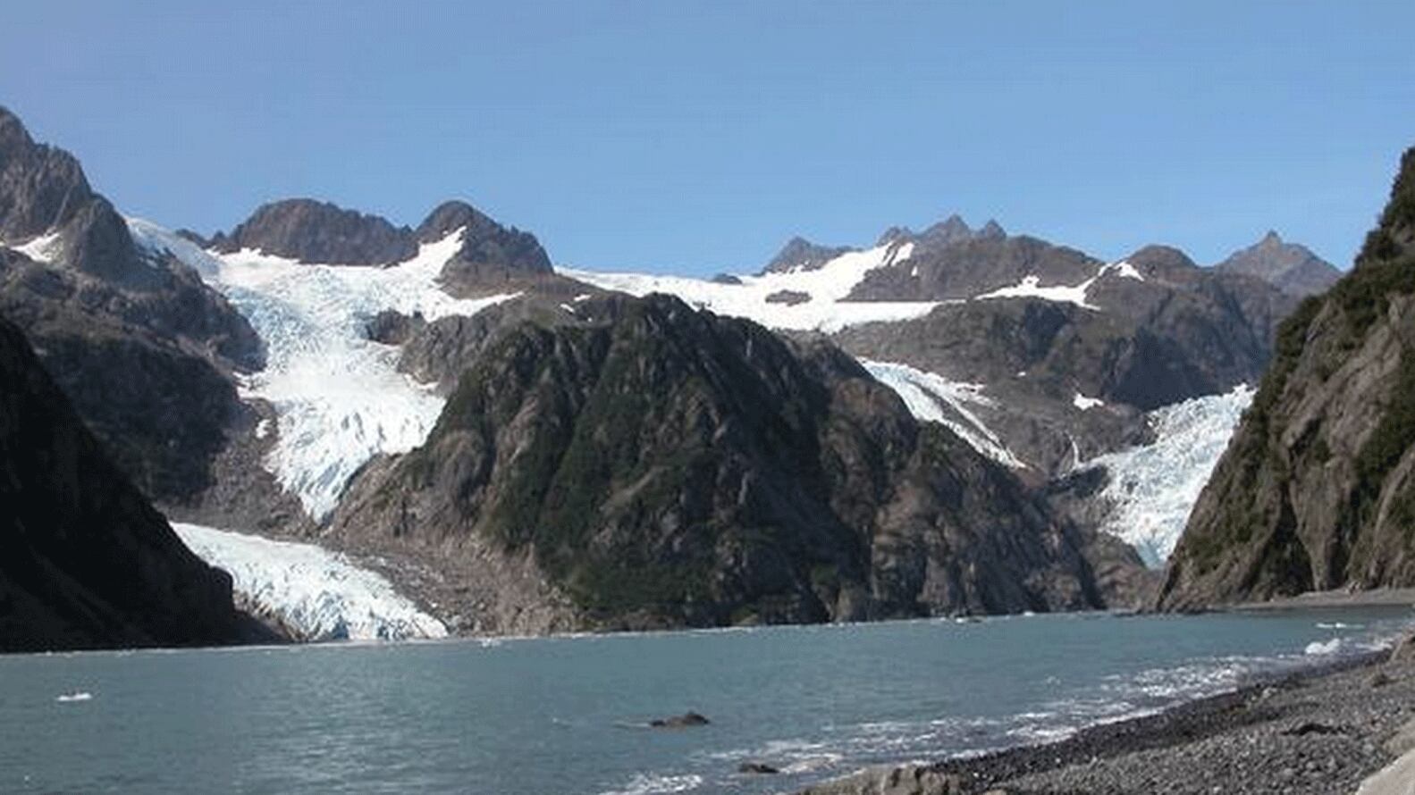 <div><p>La fotografía del 2004 documenta el continuo retroceso de los dos glaciares. El pequeño Glaciar Holgate se ha separado en varias masas de hielo más pequeños</p></div> Bruce F. Molnia / USGS 163