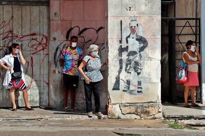 Varias personas hacen cola para entrar a un mercado, en La Habana (EFE/Ernesto Mastrascusa)
