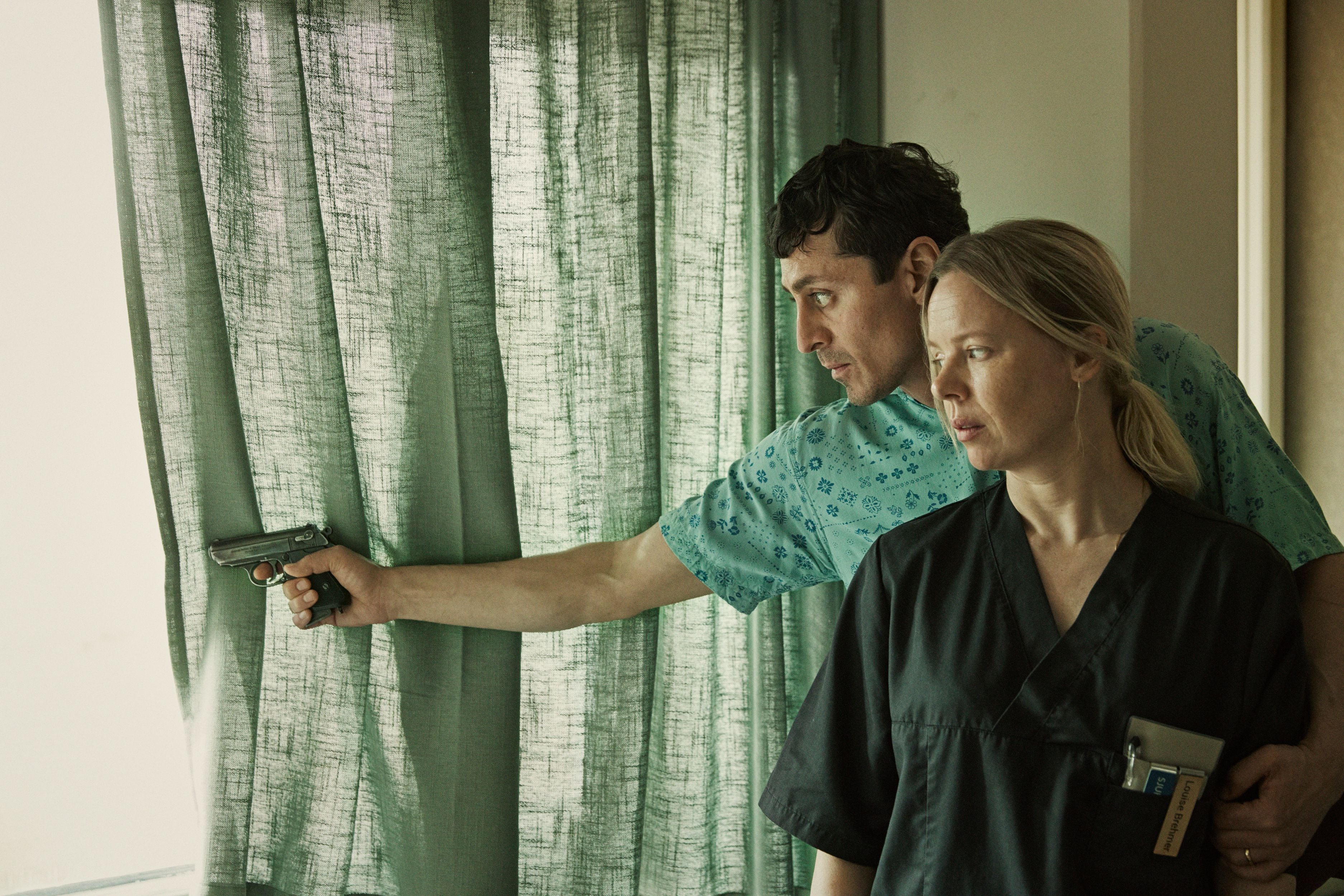 'Un día y medio' es un intenso thriller sueco en el que un hombre armado irrumpe en el centro médico donde trabaja su exesposa para reencontrarse con su hija. (Netflix)