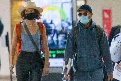 Zac Efron y su novia, Vanessa Valladares, fueron vistos en el aeropuerto de Sídney, Australia, cuando llegaron de un vuelo proveniente de Melbourne
