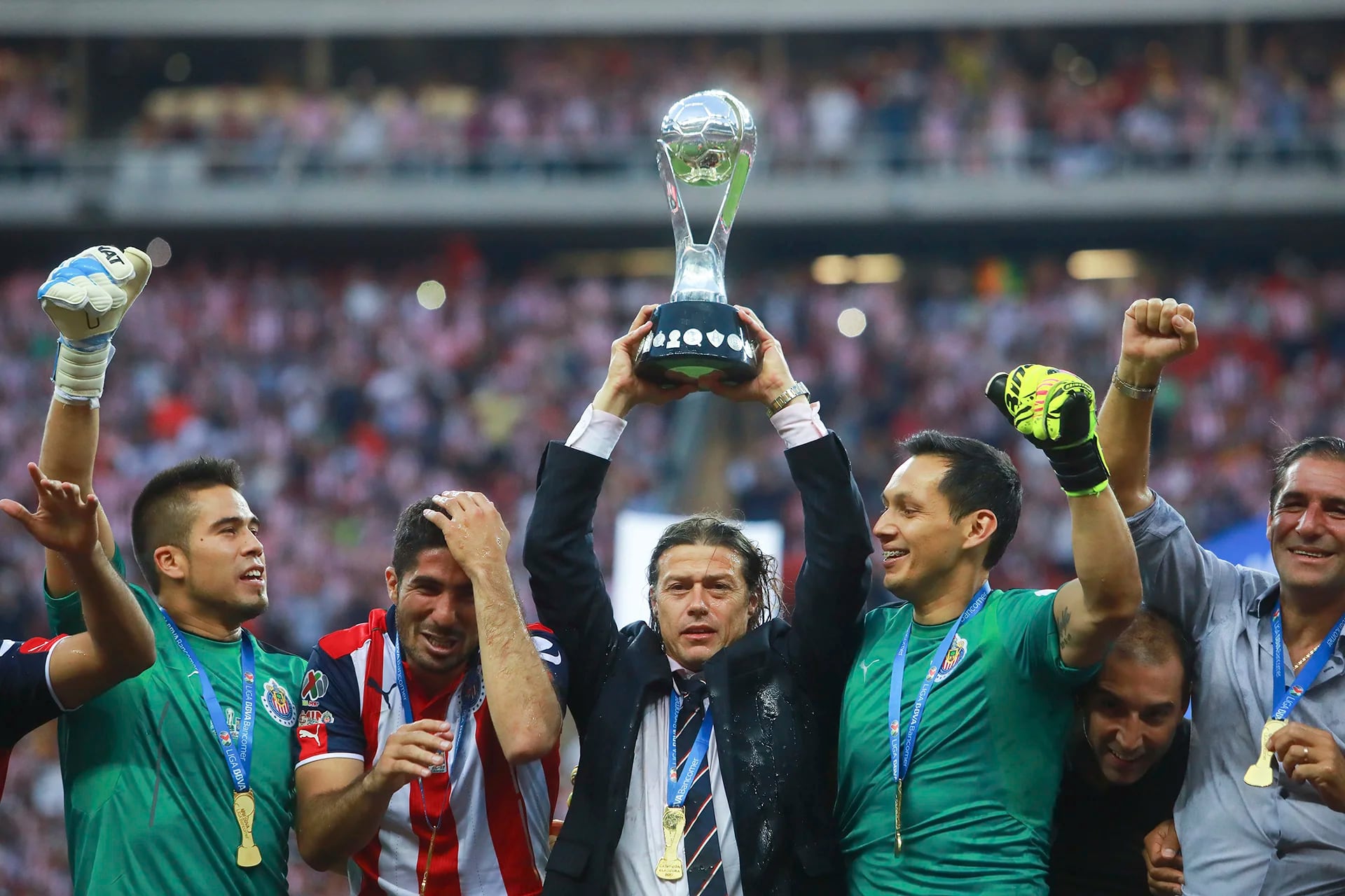 Almeyda levanta el trofeo que ganó su equipo como campeón de la Liga mexicana (Getty Images)