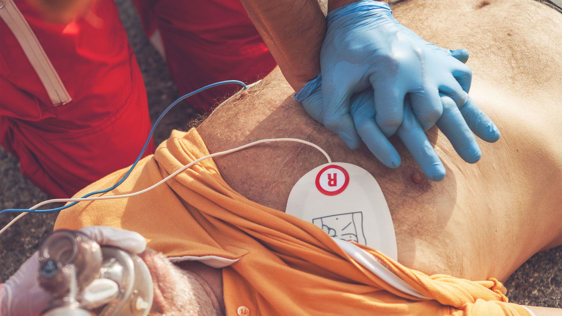 Se debe llamar a emergencias médicas o que lo haga otra persona, mientras se intenta resucitar a una persona (Getty)
