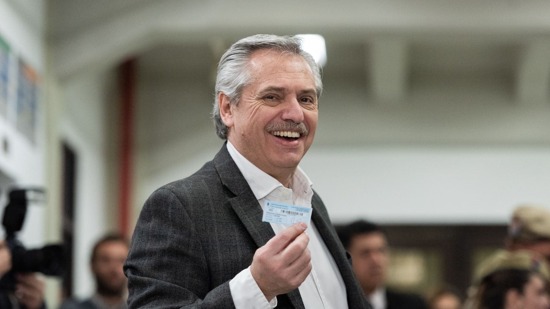 Alberto Fernández, mostrando su certificado de votación en las PASO 2019 (Adrián Escandar/Infobae)