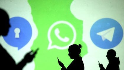 Siluetas de usuarios de móviles se ven junto a los logotipos de las aplicaciones de redes sociales Signal, Whatsapp y Telegram proyectadas en una pantalla en esta imagen ilustrativa, de fecha 28 marzo 2018. 
