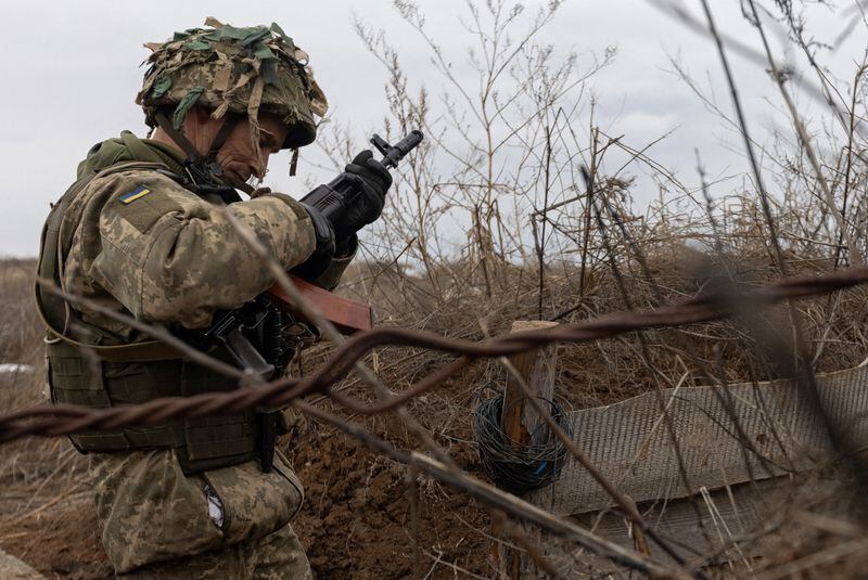 FOTO DE ARCHIVO. Un efectivo de combate de Ucrania vigila uno de los frentes en el conflicto con rebeldes apoyados por Rusia en la región de Donetsk, Ucrania, January 9, 2022. REUTERS/Andriy Dubchak