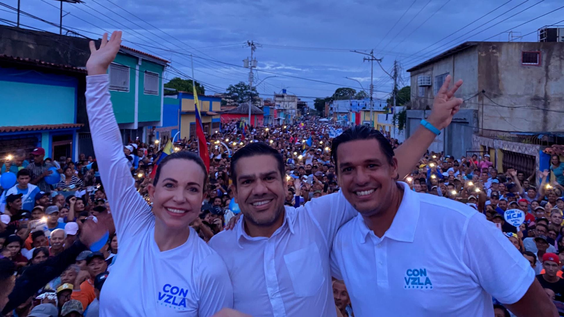 Machado protagonizó un acto público en Maracay, capital del estado Aragua (al norte de Venezuela), con miles de personas que la esperaron con pancartas y mensajes de respaldo. 